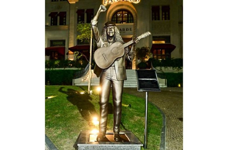 Estátua em homenagem a Moraes Moreira é inaugurada na Praça Castro Alves, em Salvador