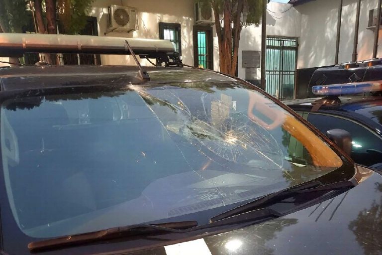 Homem é preso após quebrar vidro de viatura em frente à delegacia de Brumado