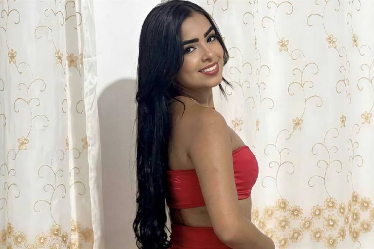 Jovem é baleada na cabeça pelo namorado dentro de casa em Cansanção; suspeito foge e polícia faz buscas