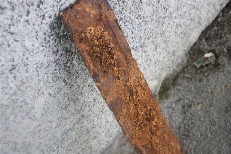 Ataque violento em Guanambi: jovem é ferido com barra de ferro e carro alvejado a tiros