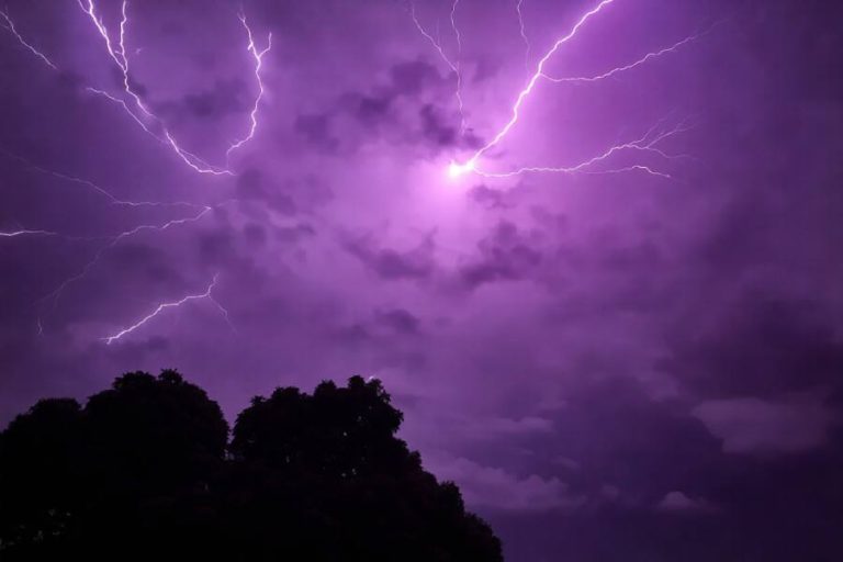 Morador registra espetáculo impressionante de raios durante tempestade em Brumado