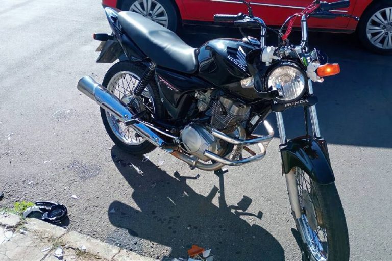 Motociclista é atingido em ultrapassagem perigosa, fica ferido e motorista em Guanambi