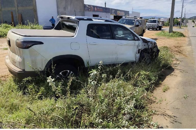 Motorista adormece e bate caminhonete contra poste na BR-122 em Pindaí