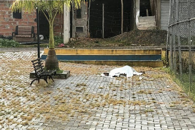 Mulher é assassinada a facadas em praça de Ipiaú e polícia investiga motivação