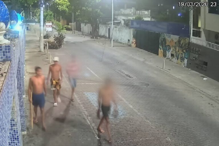 “Mãe a moda antiga”: Mãe defende prisão de filhos por espancamento de morador de rua em Salvador