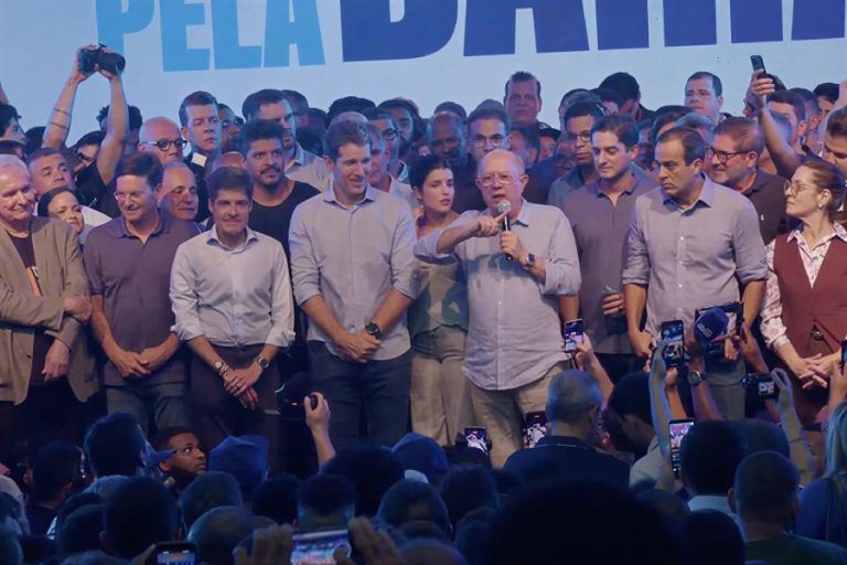 “Tenho lado e não mudei”: Zé Ronaldo faz discurso duro, rejeita convites e declara apoio firme a ACM Neto