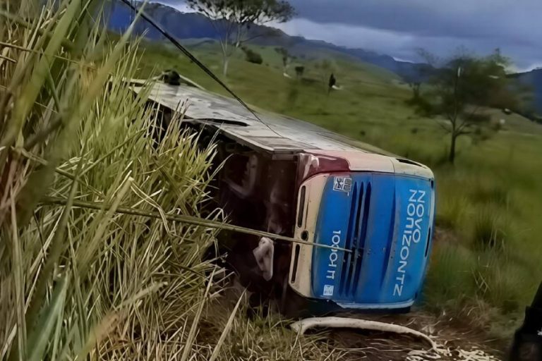 Ônibus da empresa Novo Horizonte tomba em ribanceira na região de Itapetinga; nove ficam feridos