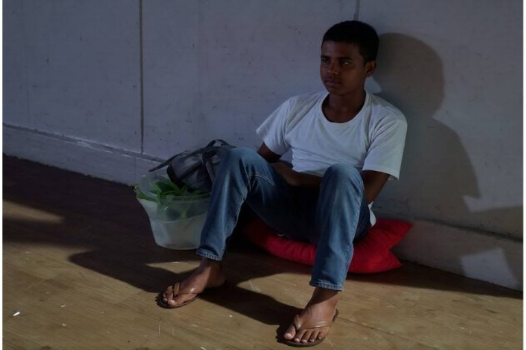 Paciente renal é abandonado à madrugada em Caculé após hemodiálise e espera transporte na rua