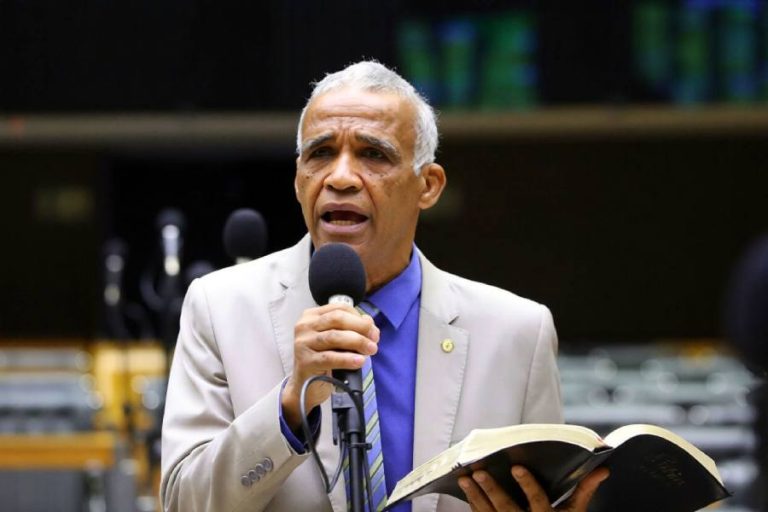 Isidório causa polêmica ao dizer que escala 5×2 dará tempo para “fazer sexo em paz”