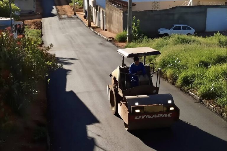 Prefeito Fabrício Abrantes comemora avanço do asfaltamento no bairro Olhos D’Água em Brumado