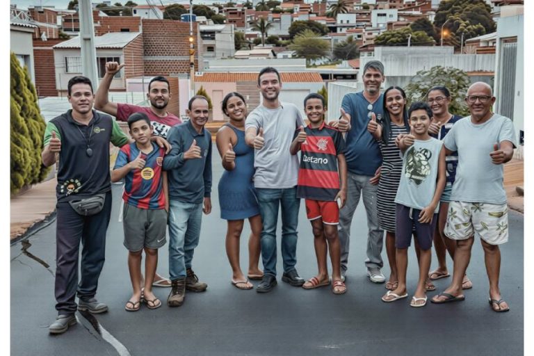 Prefeito acompanha obras e moradores celebram asfaltamento em Brumado