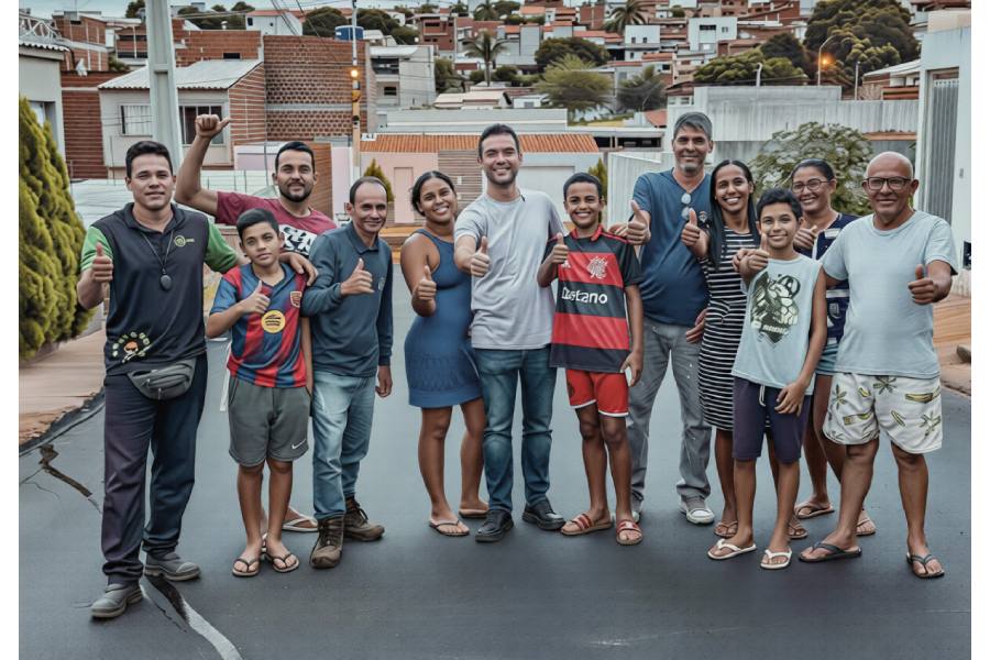 Prefeito acompanha obras e moradores celebram asfaltamento em Brumado