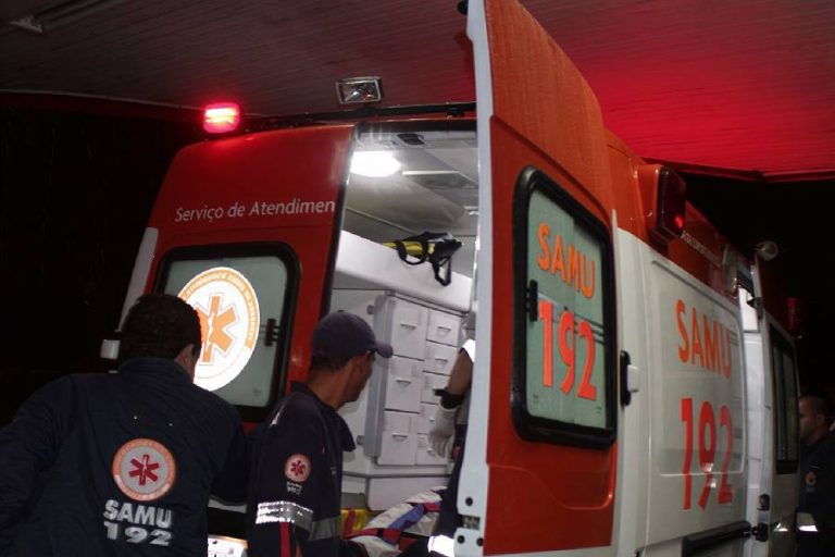 Carro desgovernado atinge poste e deixa duas mulheres feridas em Carinhanha