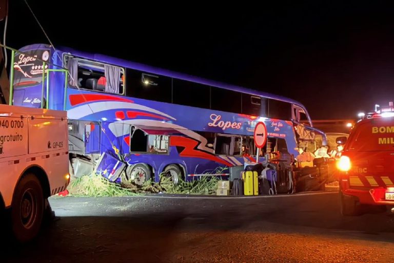 Acidente com ônibus de fiéis da Igreja Batista de de Buritirama, deixa mortos e dezenas de feridos em MG