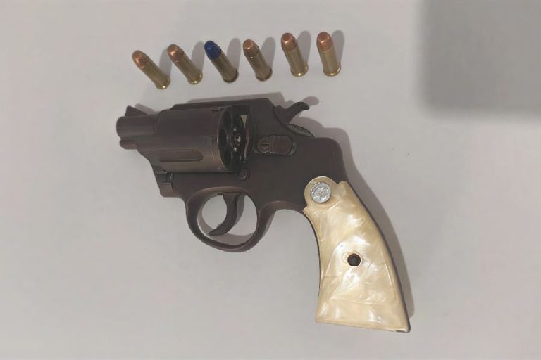 Adolescente é apreendido com revólver dentro de escola em Castro Alves