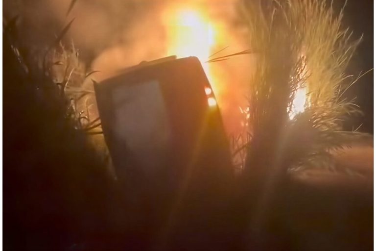 Ambulância bate em vaca, pega fogo e fica destruída em Caraíbas