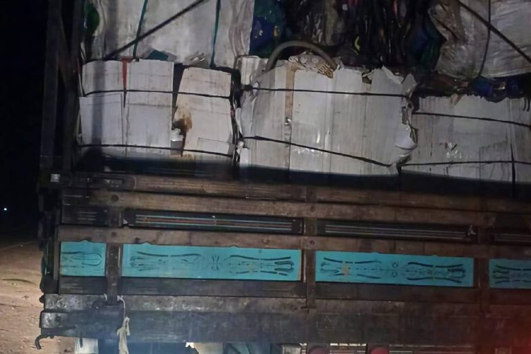 Caminhão atinge rede elétrica, danifica casa e motorista é localizado após fuga em Carinhanha