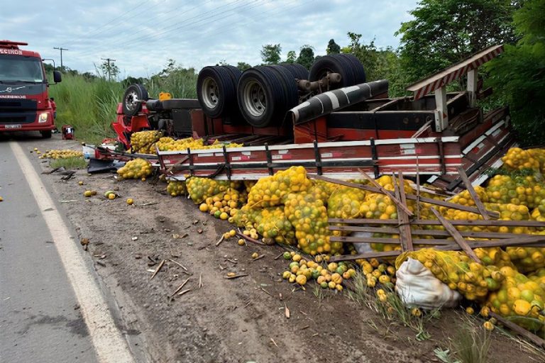 Caminhão tomba na BR-330 e motorista fica preso às ferragens em Ipiaú