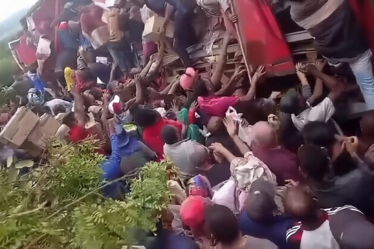 Carreta com leite em pó tomba e carga é saqueada em Vitória da Conquista