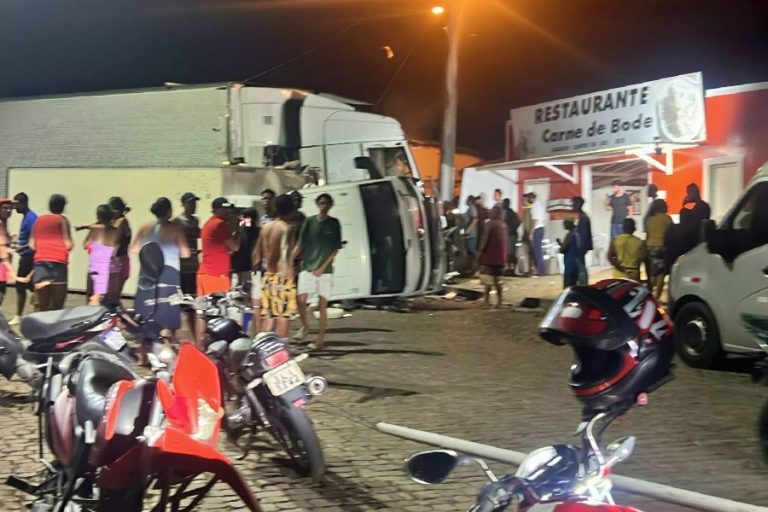 Carreta perde controle, atinge veículos e deixa ferido na BR-116 em Milagres