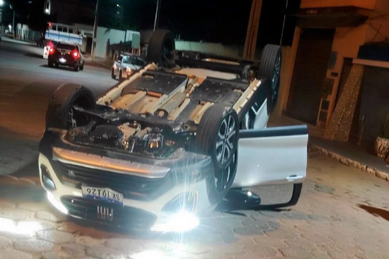 Carro tomba à noite em Livramento após motorista perder controle e mobiliza equipes