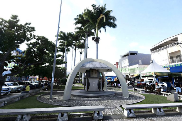 Casal é flagrado em ato íntimo em praça e gera revolta em Itapetinga