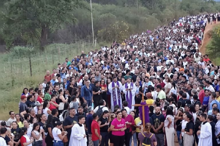 Fiéis enfrentam madrugada e percorrem 10 km em caminhada de fé na Sexta-Feira Santa em Brumado