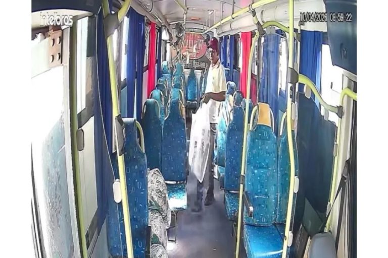 Furto em segundos homem invade ônibus e leva sacolas de passageira em Brumado