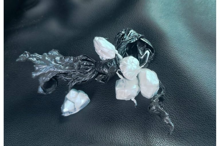 Grávida de oito meses é flagrada com droga durante ação policial no centro de Igaporã