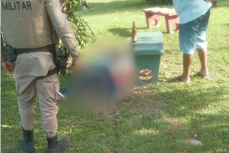 Homem é encontrado ferido em praça pública e caso gera mistério em Porto Seguro