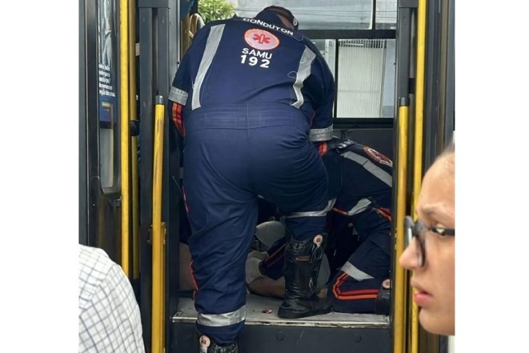 Idoso passa mal em ônibus e é socorrido em estado grave em Vitória da Conquista