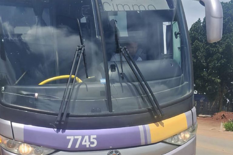 Mãe em surto dentro de ônibus mobiliza polícia e Conselho Tutelar em Vitória da Conquista