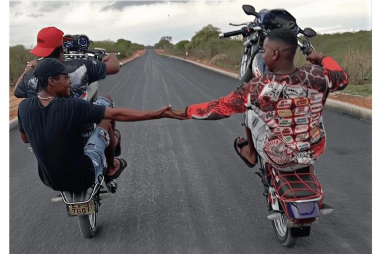 Motociclistas fazem racha e manobras perigosas e assustam moradores em Malhada