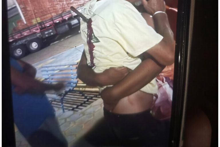 Mulher é presa após esfaquear homem nas costas no centro de Tanhaçu