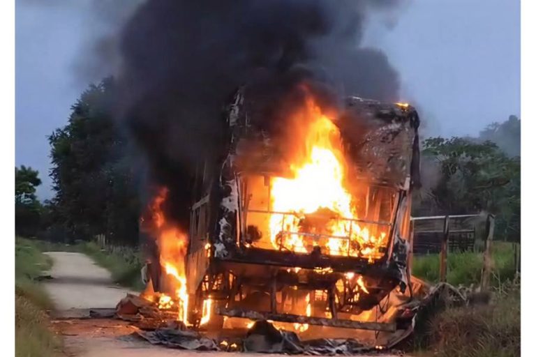 Ônibus escolar é destruído por incêndio na zona rural de Ubatã