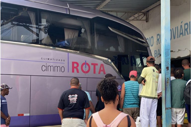 Ônibus invade ponto rodoviário, mata duas pessoas e deixa vários feridos em Itambé