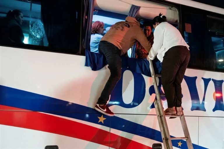 Ônibus para Guanambi bate em bitrem em Brumado e acidente termina com morte na BR-030