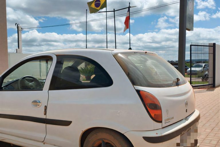 Polícia Militar recupera carro furtado durante ronda em Caculé
