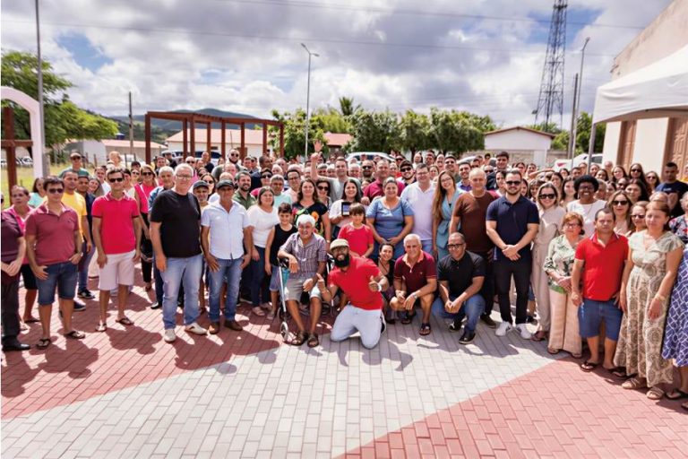 Prefeito Fabrício Abrantes inaugura praça, anuncia pacote de obras e promete transformar comunidade rural de Brumado