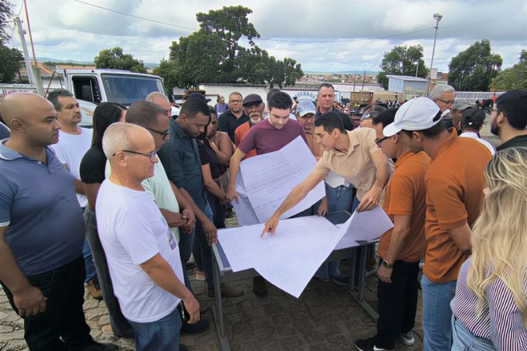 Prefeito anuncia pacote de obras milionárias e diz que Brumado vive explosão de empregos
