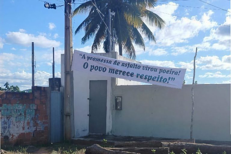 Protesto marca entrega de máquina e moradores cobram asfalto prometido em Caculé