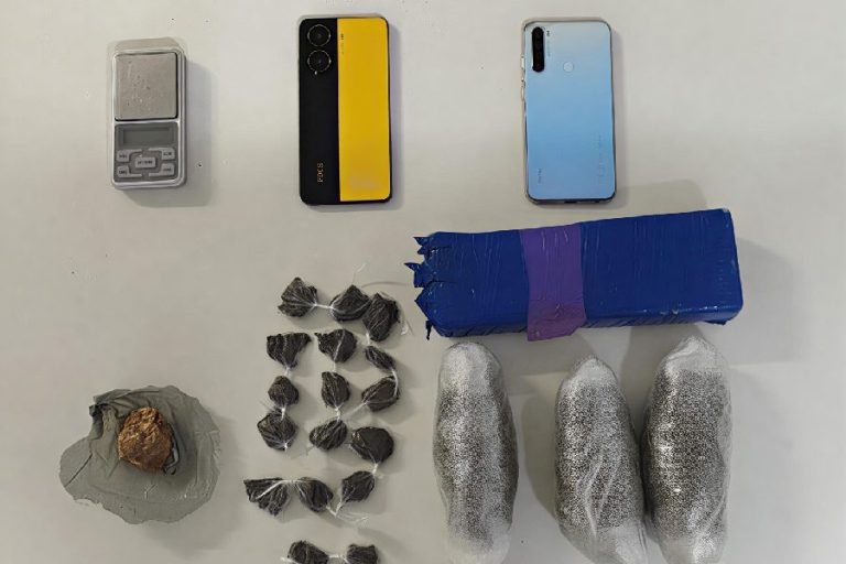 Suspeito tenta fugir da polícia mas acaba preso com drogas e balança de precisão em Caetité