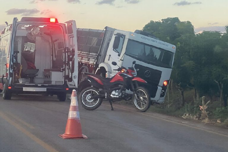 Técnica de enfermagem fica ferida após acidente entre caminhão e moto em Dom Basílio