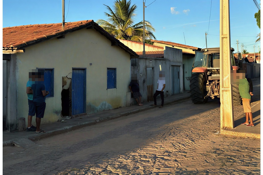 Trator desgovernado atinge casa, e motorista é levado à delegacia em Palmas de Monte Alto