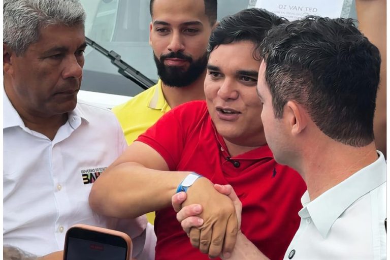 Vitor Bonfim critica Eduardo Vasconcelos e elogia Prefeito Fabrício Abrantes durante agenda em Brumado