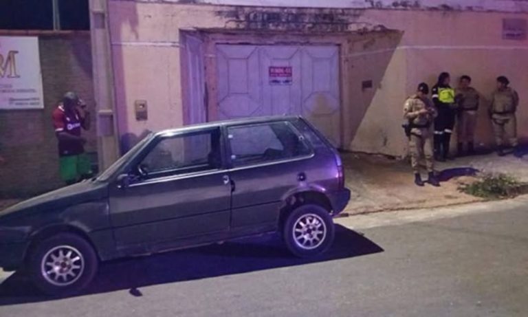 PM apreende carro com licenciamento atrasado e motorista sem CNH em Guanambi