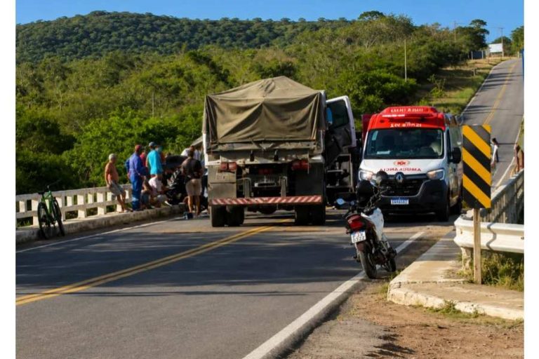 Batida entre caminhão-caçamba e trator deixa motorista ferido em ponte na BR-420