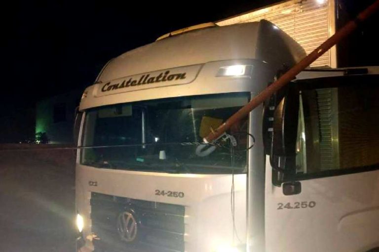 Caminhão atinge fiação e provoca danos na rede elétrica em Malhada de Pedras