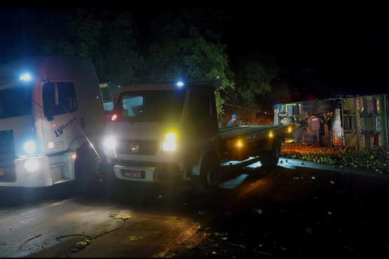 Caminhão com carga de mangas tomba em curva perigosa e bloqueia rodovia em Guanambi