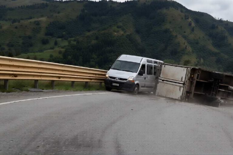 Caminhão tomba na Serra do Marçal e atinge van em acidente impressionante na BA-263